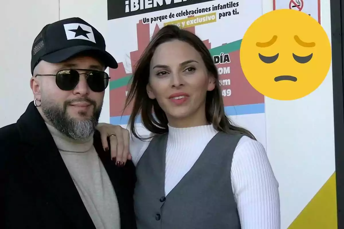 Kiko rivera e Irene Rosales posando frente a un cartel con un emoji de cara triste superpuesto.