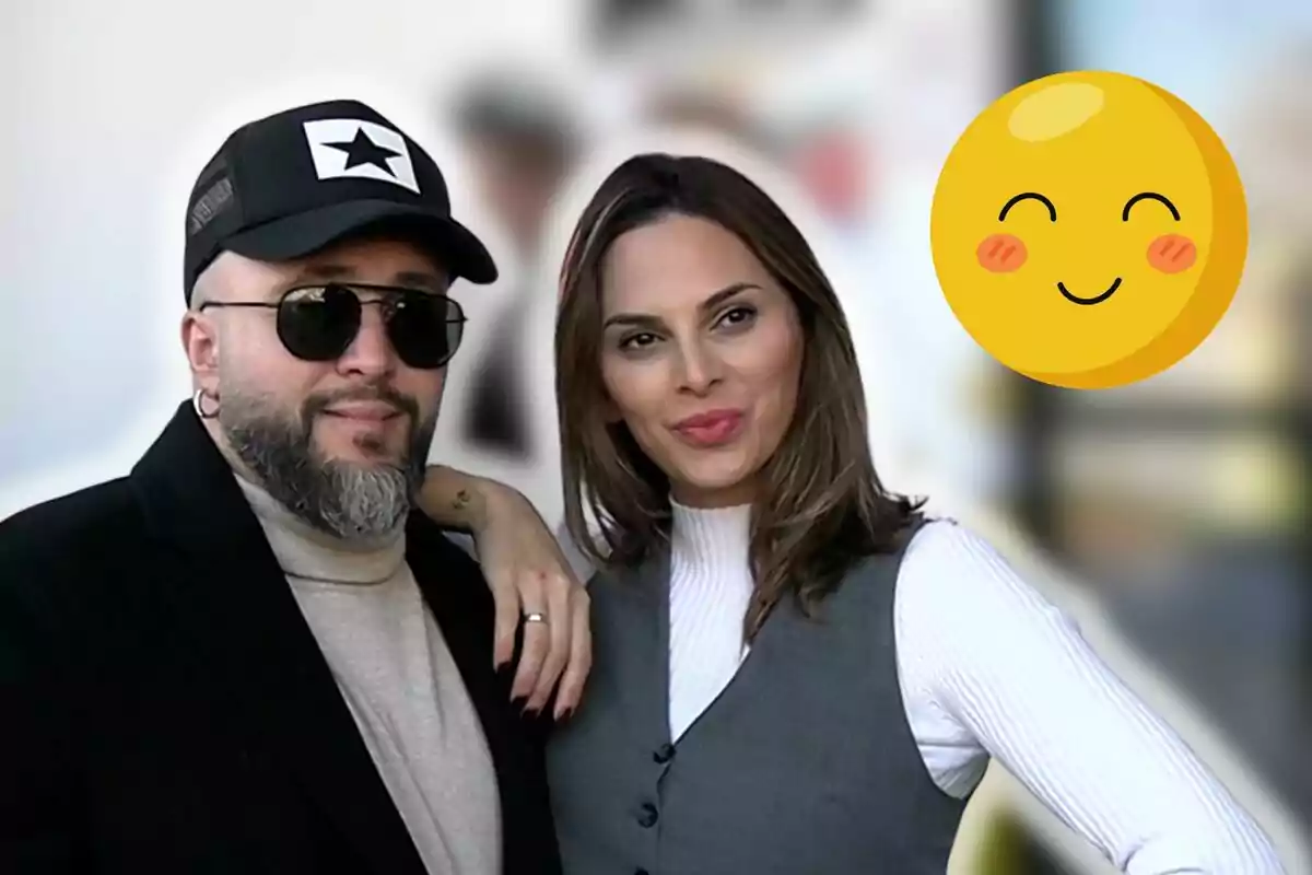 Kiko Rivera e Irene Rosales posando juntas, una de ellas lleva gafas de sol y gorra, mientras que la otra sonríe; hay un emoji sonriente en la esquina superior derecha.