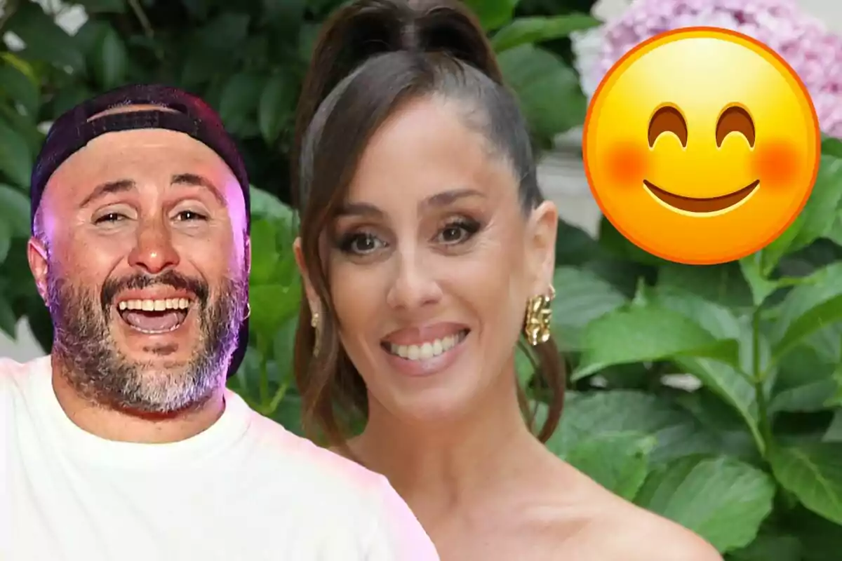 Kiko Rivera y Anabel Pantoja sonrientes con un emoji de cara feliz sobre un fondo de plantas.