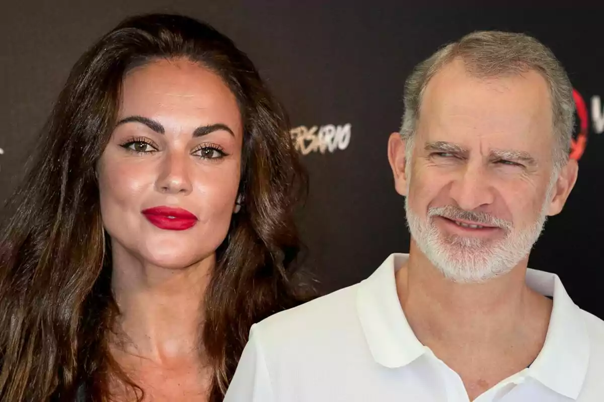 Lara Álvarez y Felipe VI posando frente a un fondo oscuro.