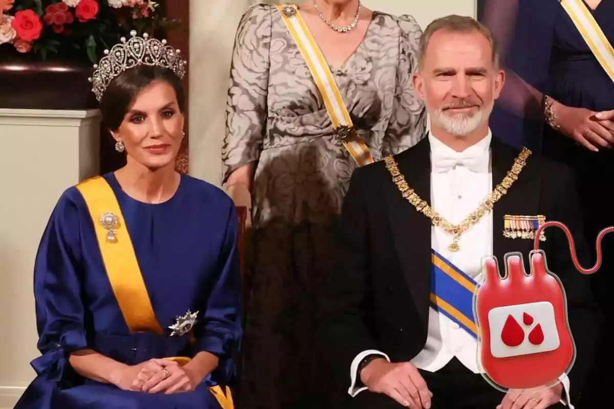 Montaje de Letizia sonriendo con una corona, un vestido azul y las manos juntas junto a Felipe VI sonriendo en traje negro y una bolsa de sangre