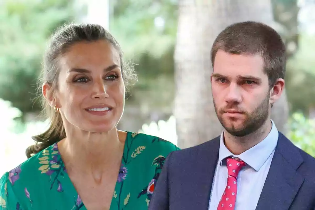 Letizia y Juan Urdangarin posando al aire libre, una mujer con vestido verde estampado y un hombre con traje y corbata roja.