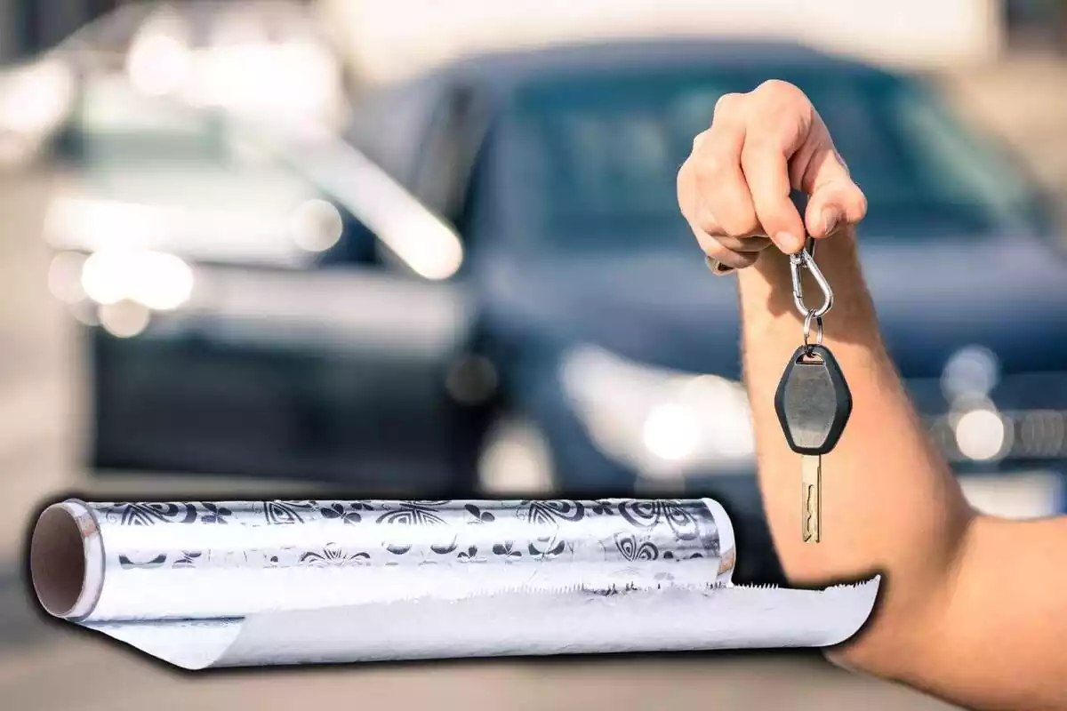 Montaje donde aparece una persona sujetando la llave de un coche y en el lado izquierdo la imagen de un papel de aluminio