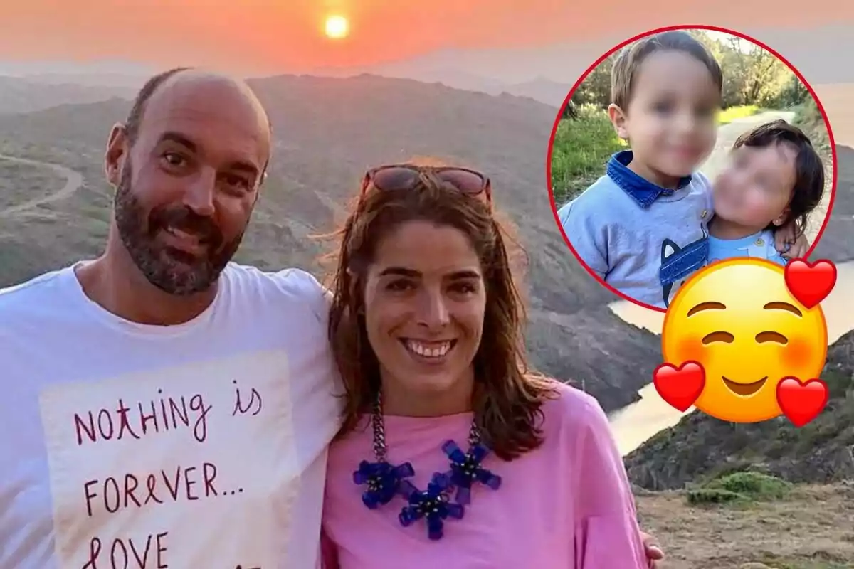 Llucià Ferrer y Carola Rucabado sonrientes posando al aire libre al atardecer con una imagen insertada de sus hijos abrazados y un emoji sonriente con corazones.