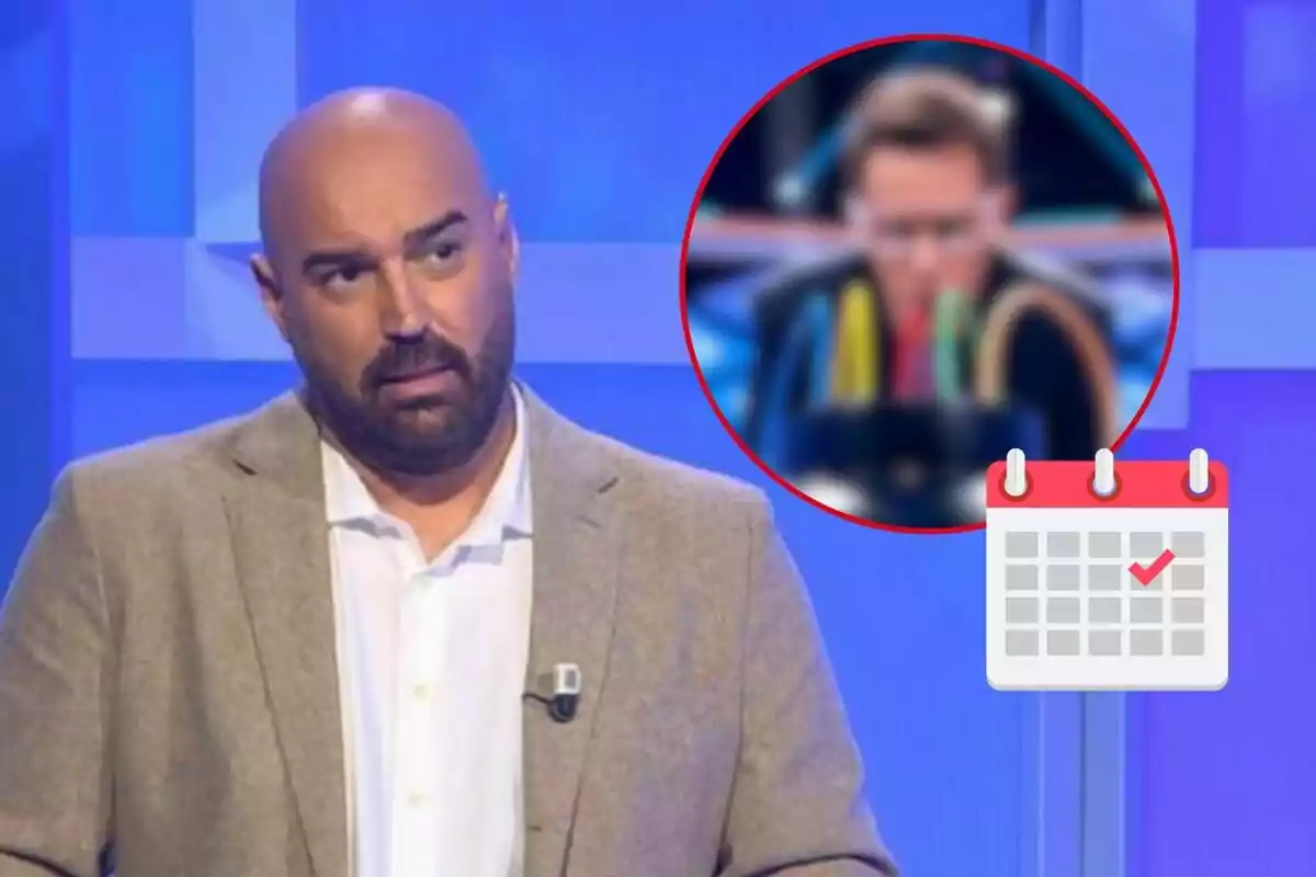 Llucià Ferrer con barba y chaqueta clara está en un estudio de televisión con un fondo azul, y en la esquina superior derecha hay un círculo con una imagen borrosa de otra persona y un icono de calendario.