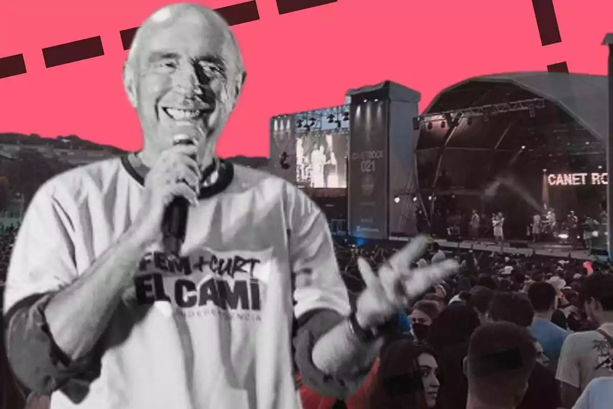 Lluís Llach sonriente con una camiseta que dice "Fem + Curt El Cami" sostiene un micrófono frente a un escenario de concierto con una multitud y un fondo rosa.