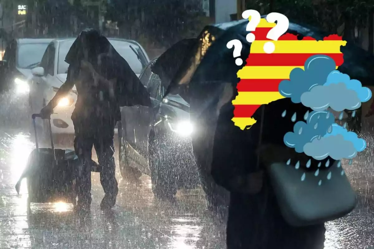 Personas caminando bajo la lluvia intensa en una calle, algunas usando paraguas y otras cubriéndose con ropa, mientras un gráfico de una región con nubes y signos de interrogación aparece superpuesto.