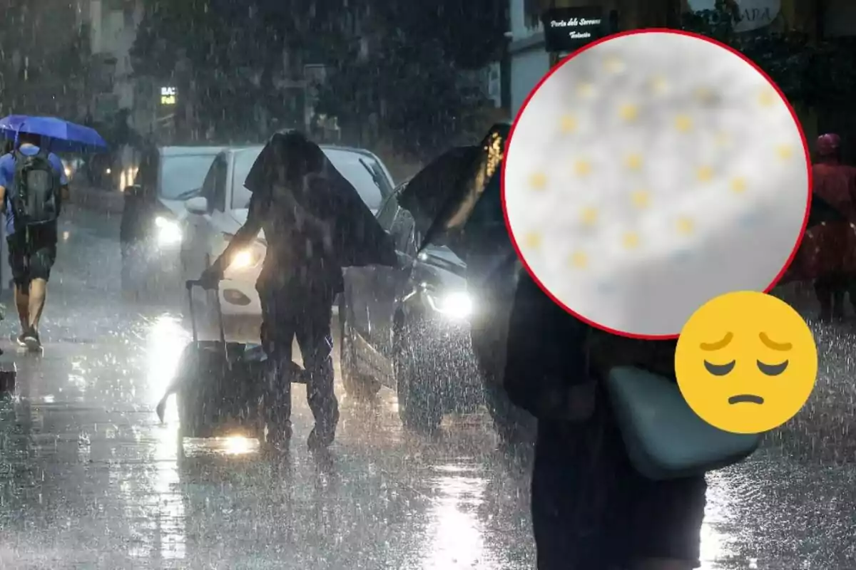 Personas caminando bajo la lluvia intensa en una calle, algunas con paraguas y otras cubriéndose con ropa, mientras los autos pasan con las luces encendidas.