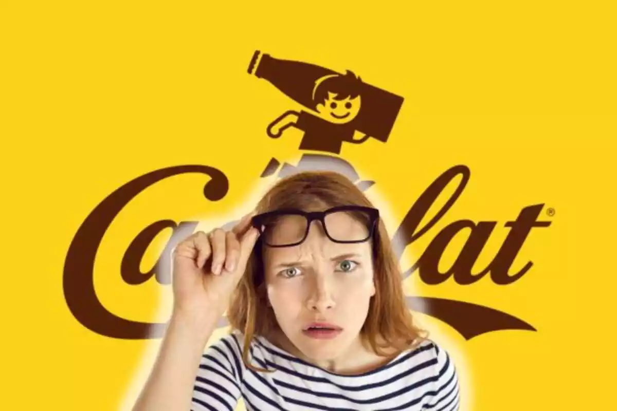 Una mujer peligros con gafas poniendo cara de sorprendida y de fondo el logotipo amarillo de Cacaolat