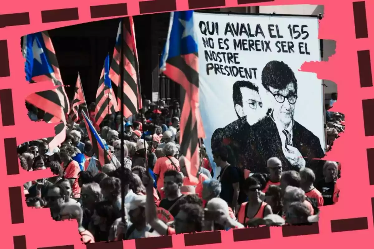 Una multitud de personas con banderas y un cartel que dice "QUI AVALA EL 155 NO ES MEREIX SER EL NOSTRE PRESIDENT" en un marco decorativo rosa.