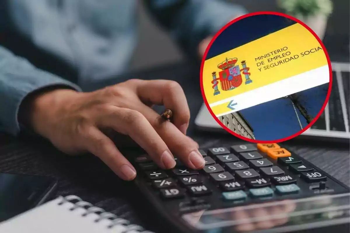 Persona usando una calculadora con un recuadro que muestra el logo del Ministerio de Empleo y Seguridad Social de España.