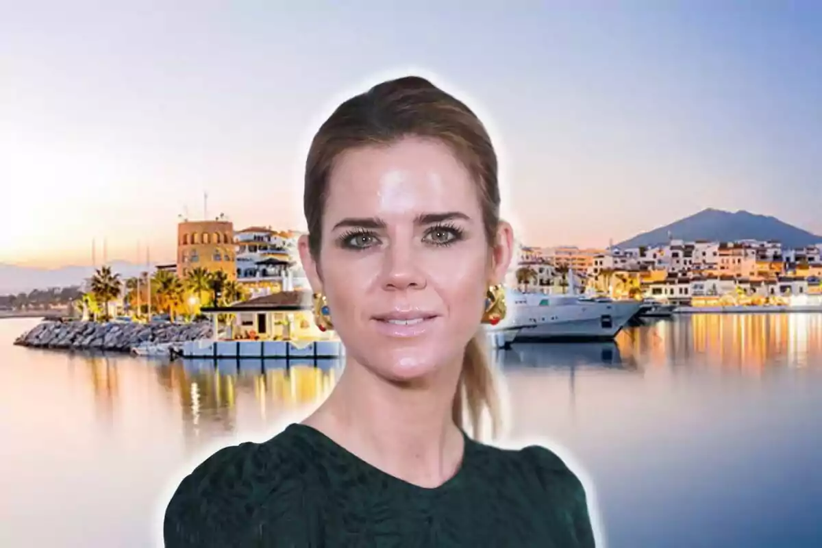 Amelia Bono con cabello recogido y aretes dorados frente a un puerto al atardecer.