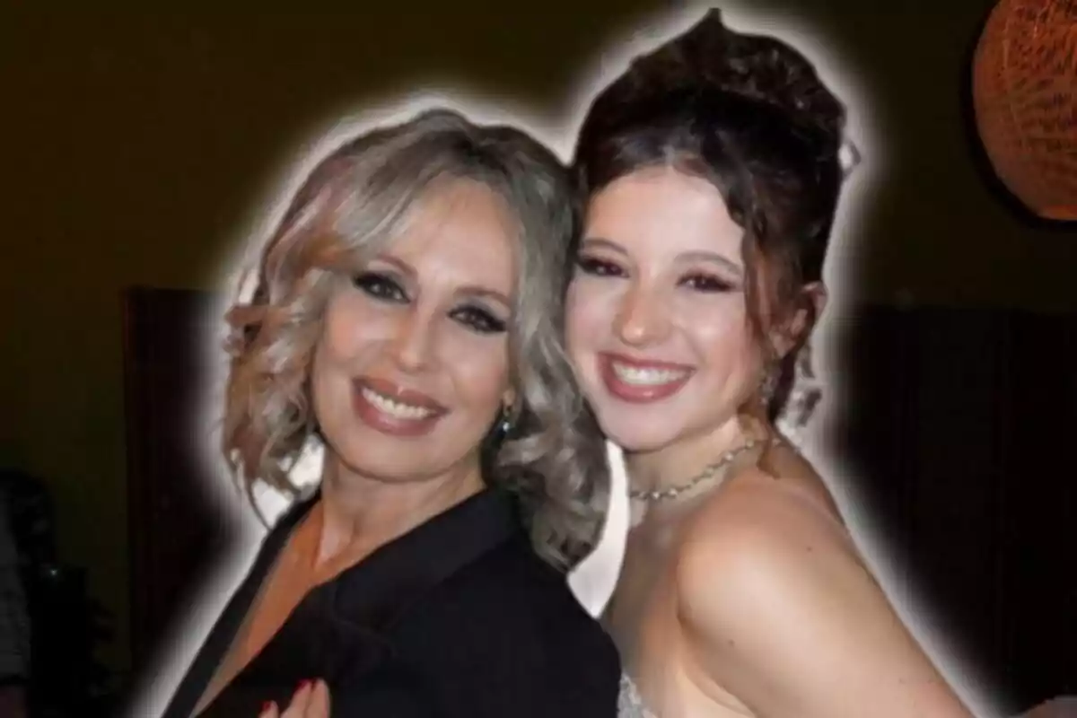 Captura de Miriam Diíaz-Aroca y María Grant sonriendo y mirando a cámara en primer plano
