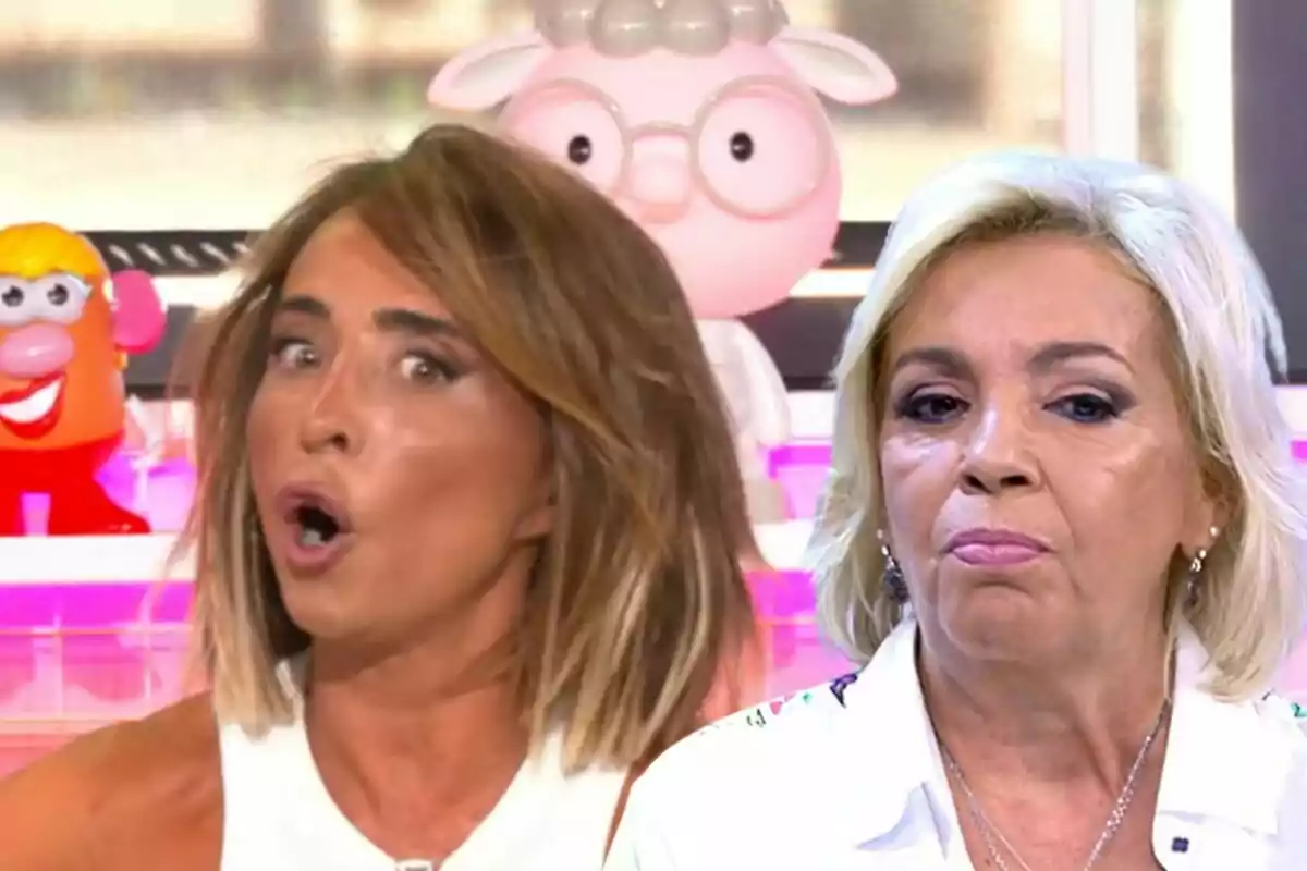 María Patiño y Carmen Borrego en un programa de televisión con figuras de juguete en el fondo.