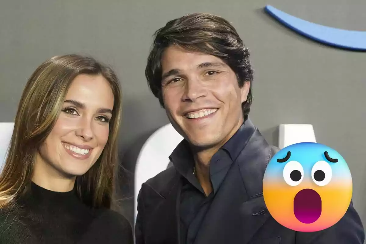 María Pombo y Pablo Castellano sonrientes posan juntos frente a una cámara, con un emoji sorprendido en la esquina inferior derecha.