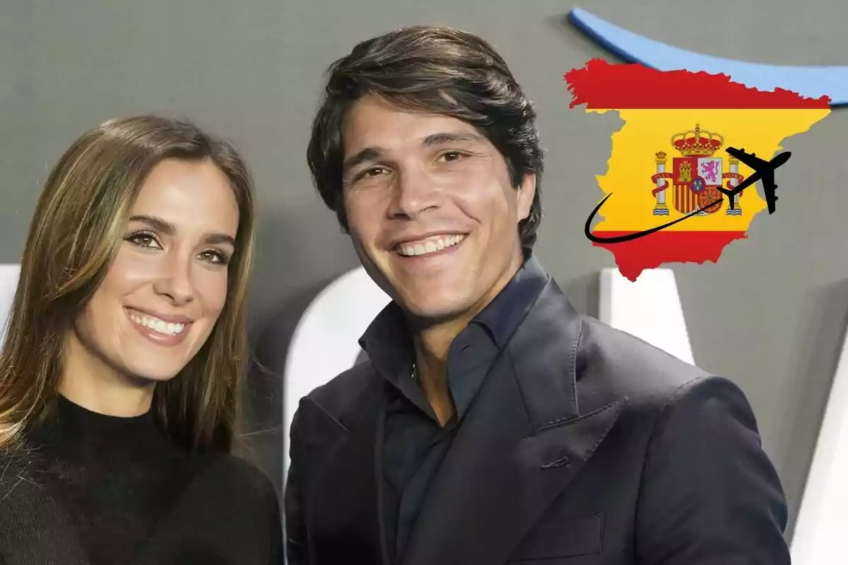 María Pombo y Pablo Castellano sonriente posando frente a un fondo gris con un gráfico de un mapa de España y un avión.