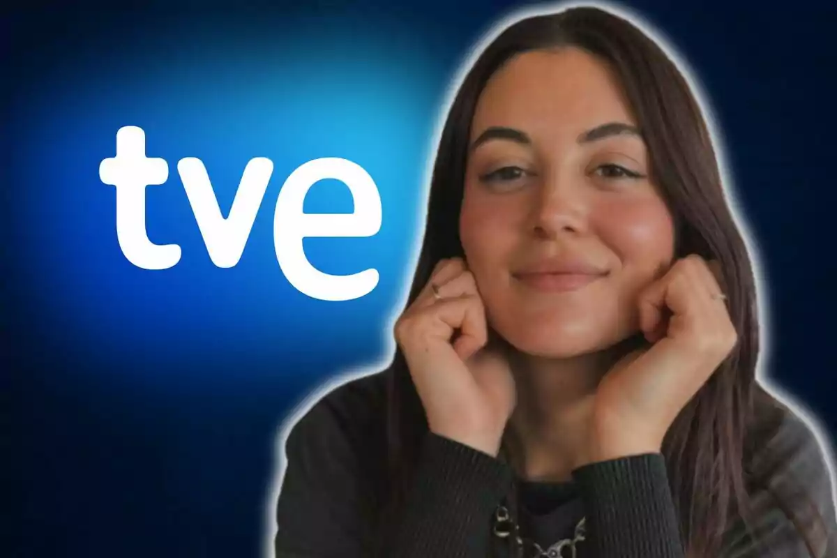 Mujer sonriendo con las manos en el rostro frente a un fondo azul con el logo de TVE.