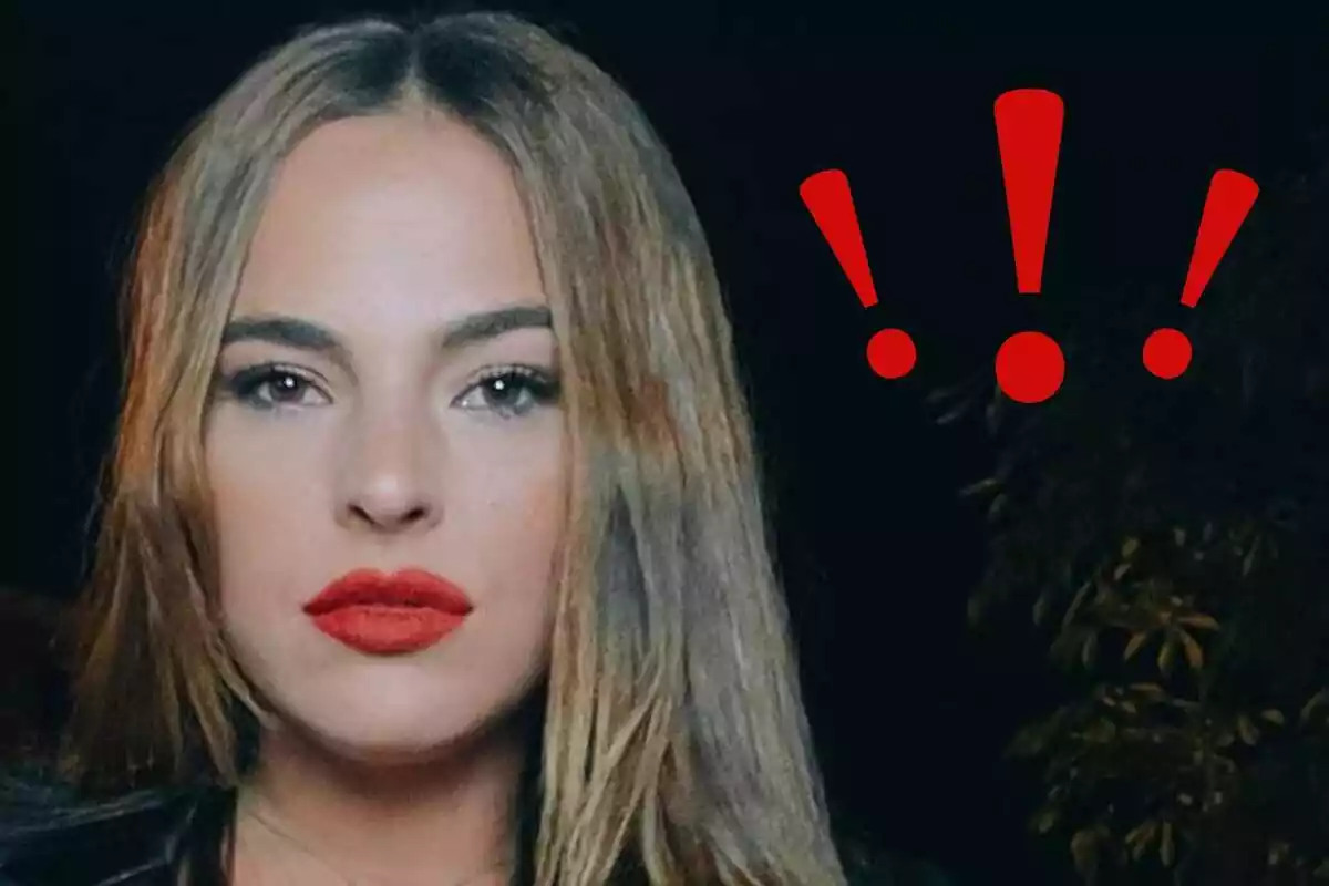 Montaje de un primer plano de Marta Peñate con los labios rojos y tres exclamaciones rojas