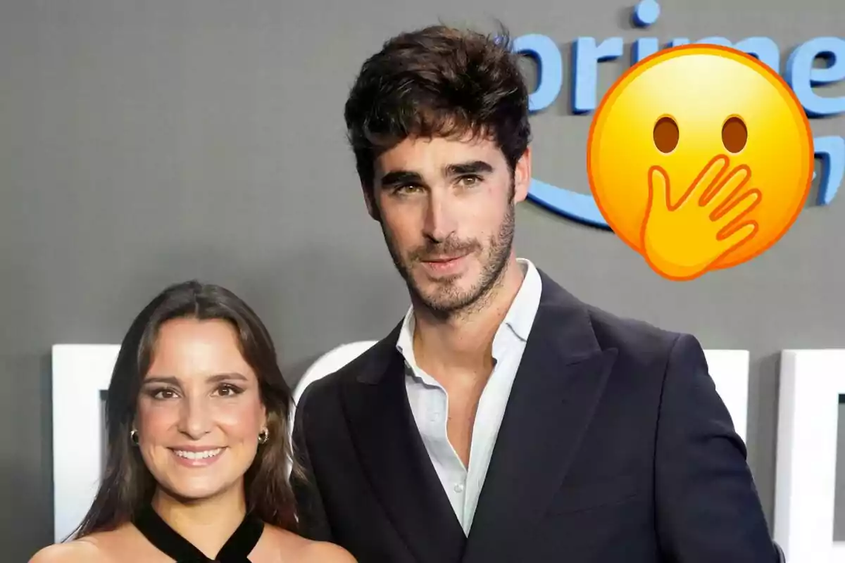 Marta Pombo y Luis Zamalloa posando juntas en un evento con un emoji de sorpresa cubriendo parte de la imagen.