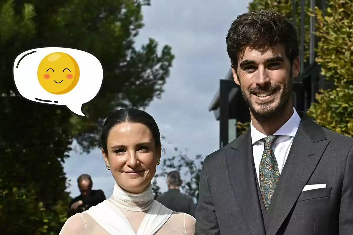 Marta Pombo y Luis Zamalloa sonriente posando al aire libre, con un emoji de cara sonriente en un globo de diálogo sobre la mujer.