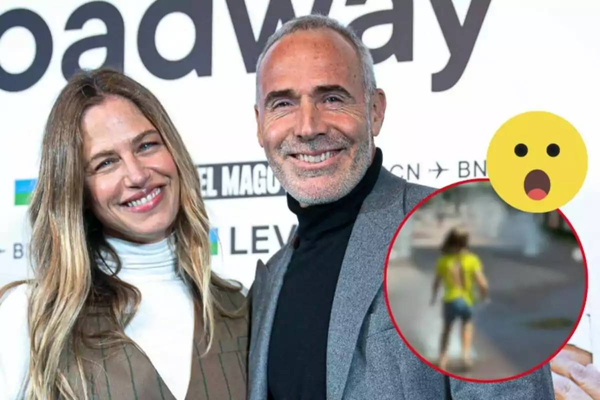 Martina Klein y Alex Corretja sonriente posa frente a un cartel con la palabra "broadway" mientras una imagen borrosa de una persona con camiseta amarilla y pantalones cortos aparece en un círculo con un emoji sorprendido.