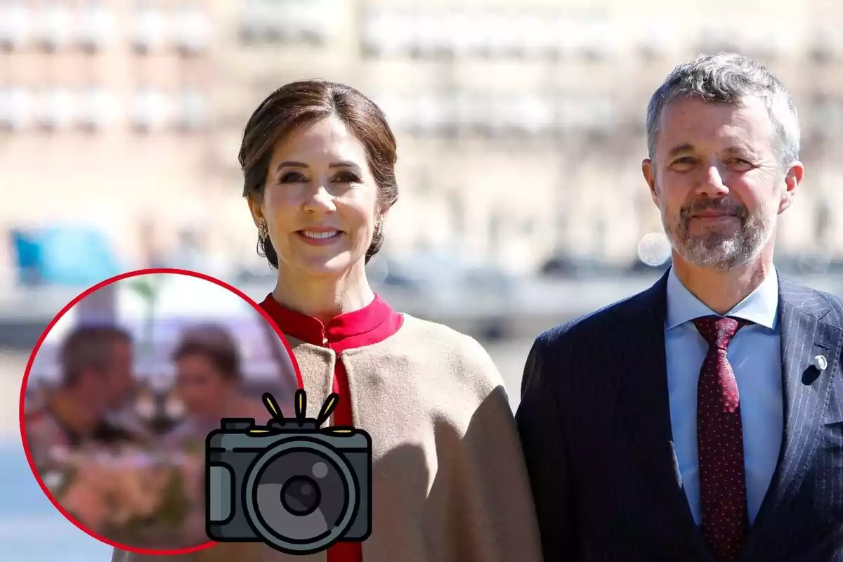 Montaje de Mary de Dinamarca sonriendo con el pelo recogido y un poncho marrón junto a Federico sonriendo en traje azul, ellos juntos hablando desenfocados y una cámara
