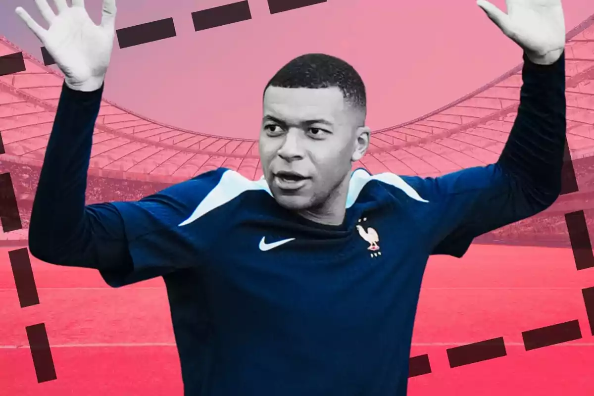 Mbappé con la camiseta de la selección francesa levanta las manos en un estadio con fondo rosado.