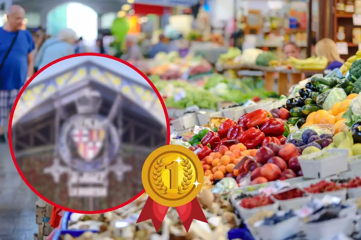 Montaje con una parada de frutas y verduras en un mercado, un círculo con el exterior de la Boqueria de Barcelona y una medalla de primer premio