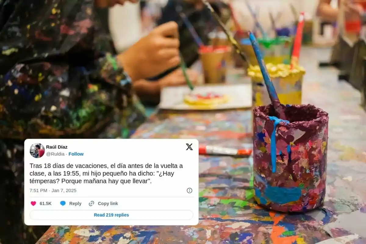 Un niño pinta en una mesa llena de colores y pinceles, mientras un tuit en la imagen dice que después de 18 días de vacaciones, su hijo pequeño pregunta si hay témperas porque mañana hay que llevar. Un niño pinta en una mesa llena de colores y pinceles, mientras un tuit en la imagen dice que después de 18 días de vacaciones, su hijo pequeño pregunta si hay témperas porque mañana hay que llevar.