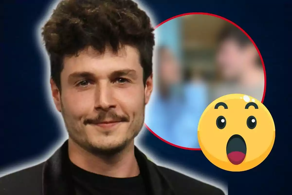 Un hombre sonriente con cabello rizado y un bigote aparece en primer plano mientras un emoji sorprendido y una imagen borrosa se muestran en el fondo.