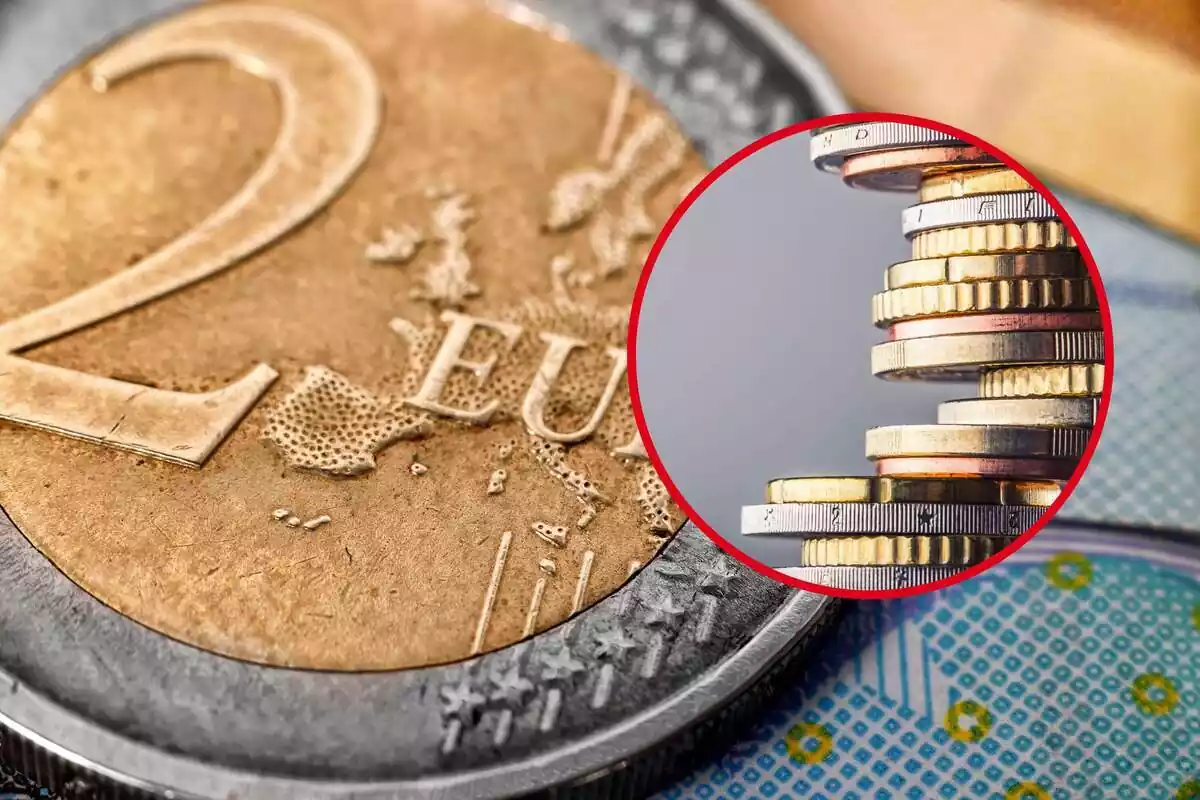 Montaje de una moneda de 2 euros y un montón de monedas variadas