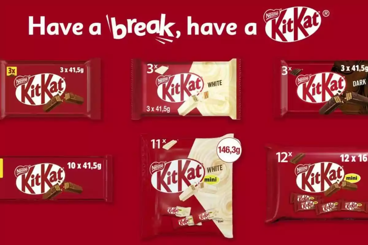 Imagen de varios paquetes de Kit Kat en diferentes presentaciones y sabores sobre un fondo rojo con el texto Imagen de varios paquetes de Kit Kat en diferentes presentaciones y sabores sobre un fondo rojo con el texto