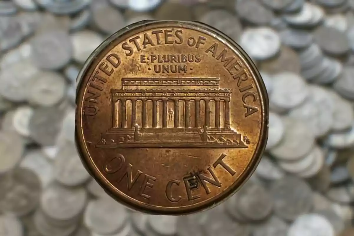 Moneda de un centavo de Estados Unidos con el Monumento a Lincoln en el reverso sobre un fondo de monedas desenfocadas. Moneda de un centavo de Estados Unidos con el Monumento a Lincoln en el reverso sobre un fondo de monedas desenfocadas.
