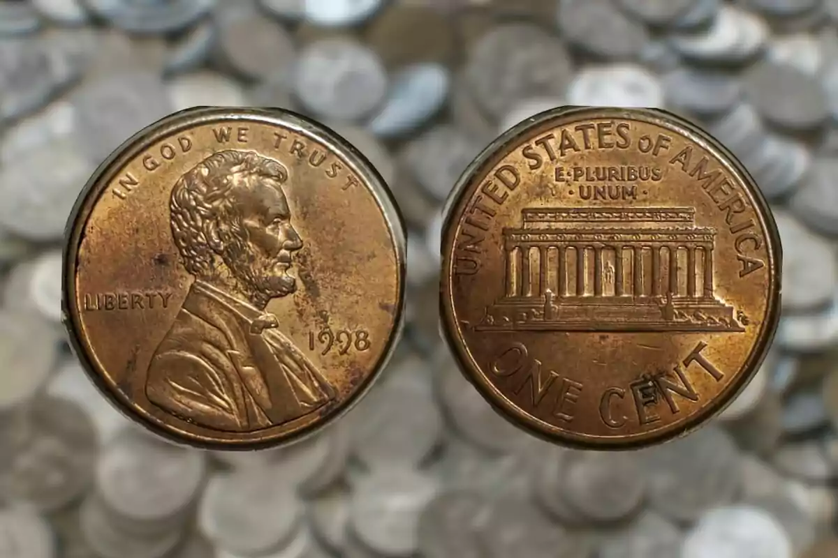 Dos monedas de un centavo de Estados Unidos mostrando el anverso con un retrato y el reverso con un edificio. Dos monedas de un centavo de Estados Unidos mostrando el anverso con un retrato y el reverso con un edificio.