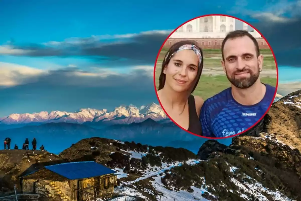 Una pareja sonriente en un círculo rojo sobre un paisaje montañoso nevado con un refugio y varias personas en la cima.