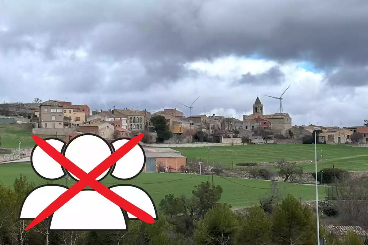 Montaje de Montmaneu en una vista general, personas y una cruz roja