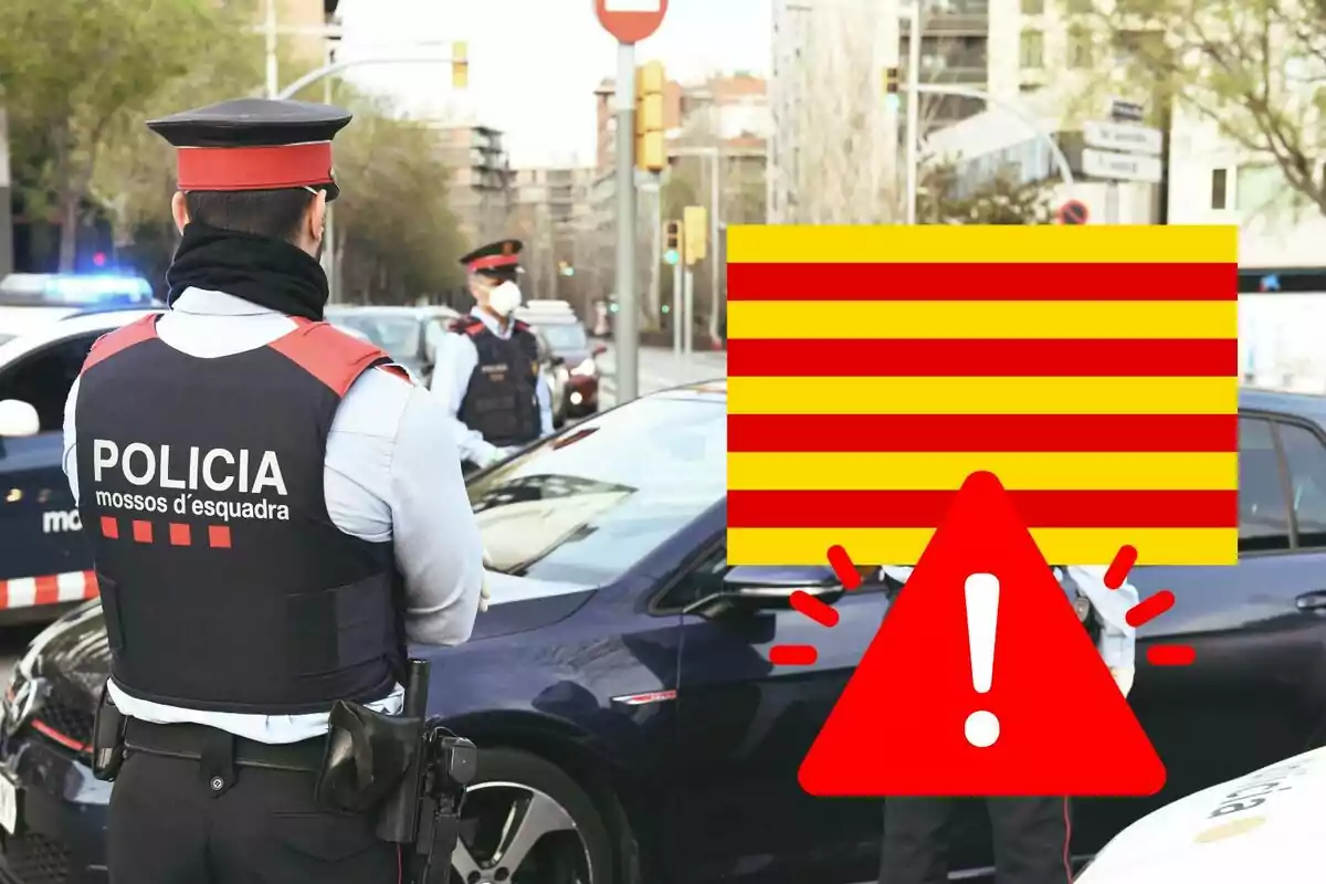 Policías de los Mossos d'Esquadra realizando un control de tráfico en una calle urbana.