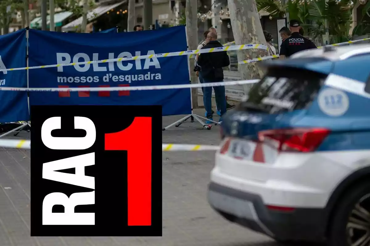 Escena de un operativo policial de los Mossos d'Esquadra con un coche patrulla y una barrera de seguridad, junto al logotipo de RAC1.