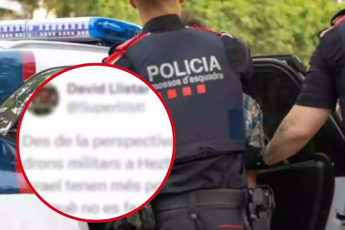 Policías de los Mossos d'Esquadra deteniendo a una persona junto a un coche patrulla, con un tuit borroso en primer plano.