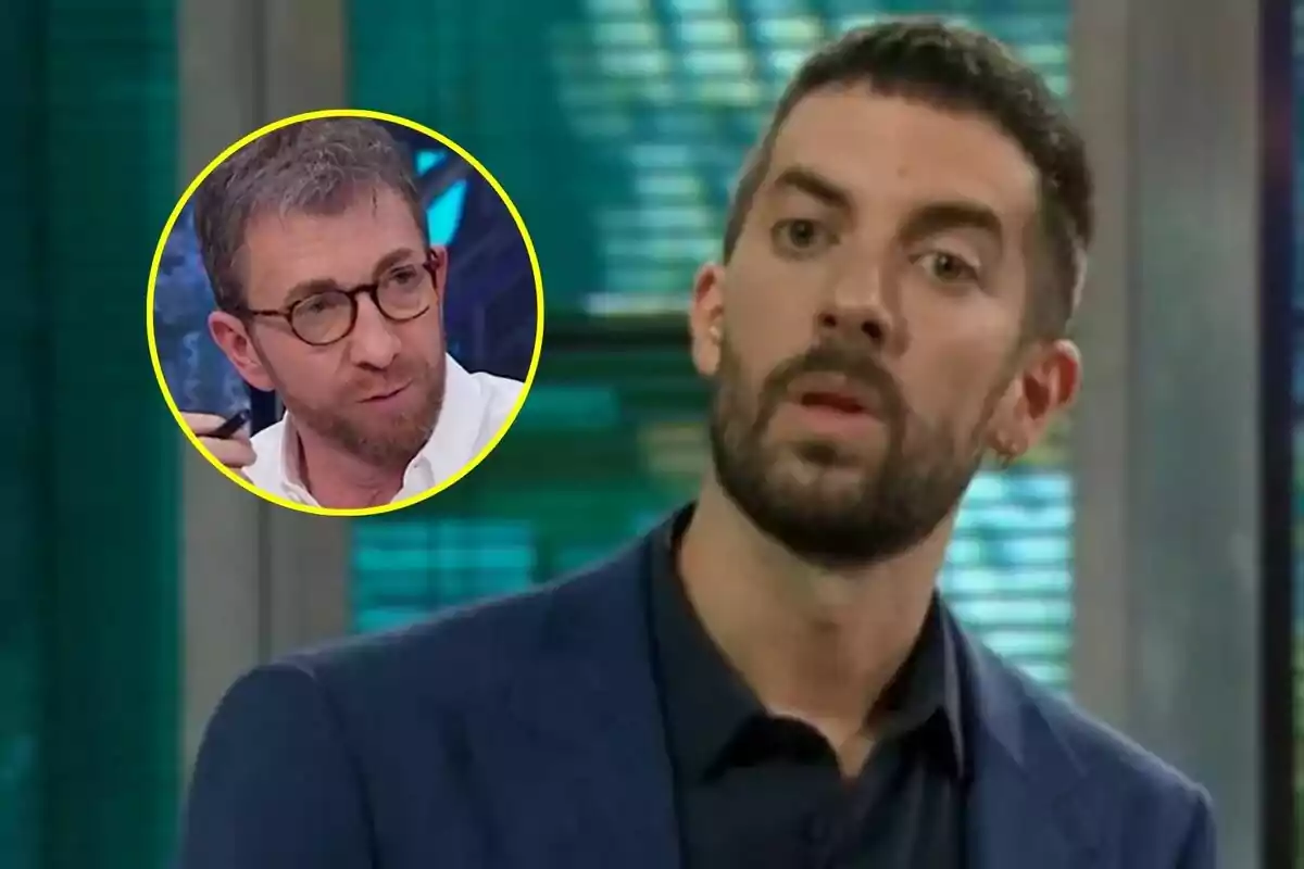 David Broncano con barba y cabello corto en La Revuelta aparece en primer plano mientras que en un círculo amarillo se muestra a Pablo Motos en El Hormiguero con gafas y barba.