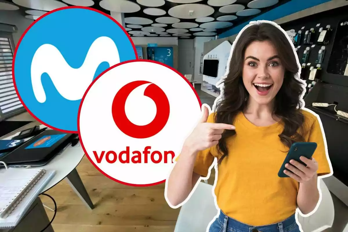 Una mujer sonriente con una camiseta amarilla sostiene un teléfono móvil y señala hacia los logotipos de Movistar y Vodafone en un entorno de oficina moderna.