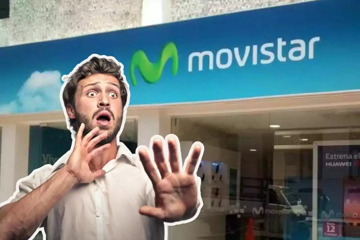 Un hombre con expresión de sorpresa frente a una tienda de Movistar.