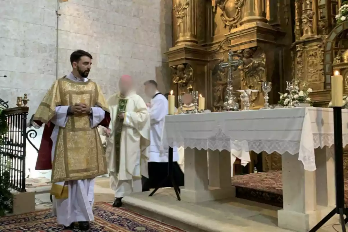Un sacerdote con vestimenta dorada está de pie junto a un altar decorado con candelabros y flores en una iglesia. Un sacerdote con vestimenta dorada está de pie junto a un altar decorado con candelabros y flores en una iglesia.