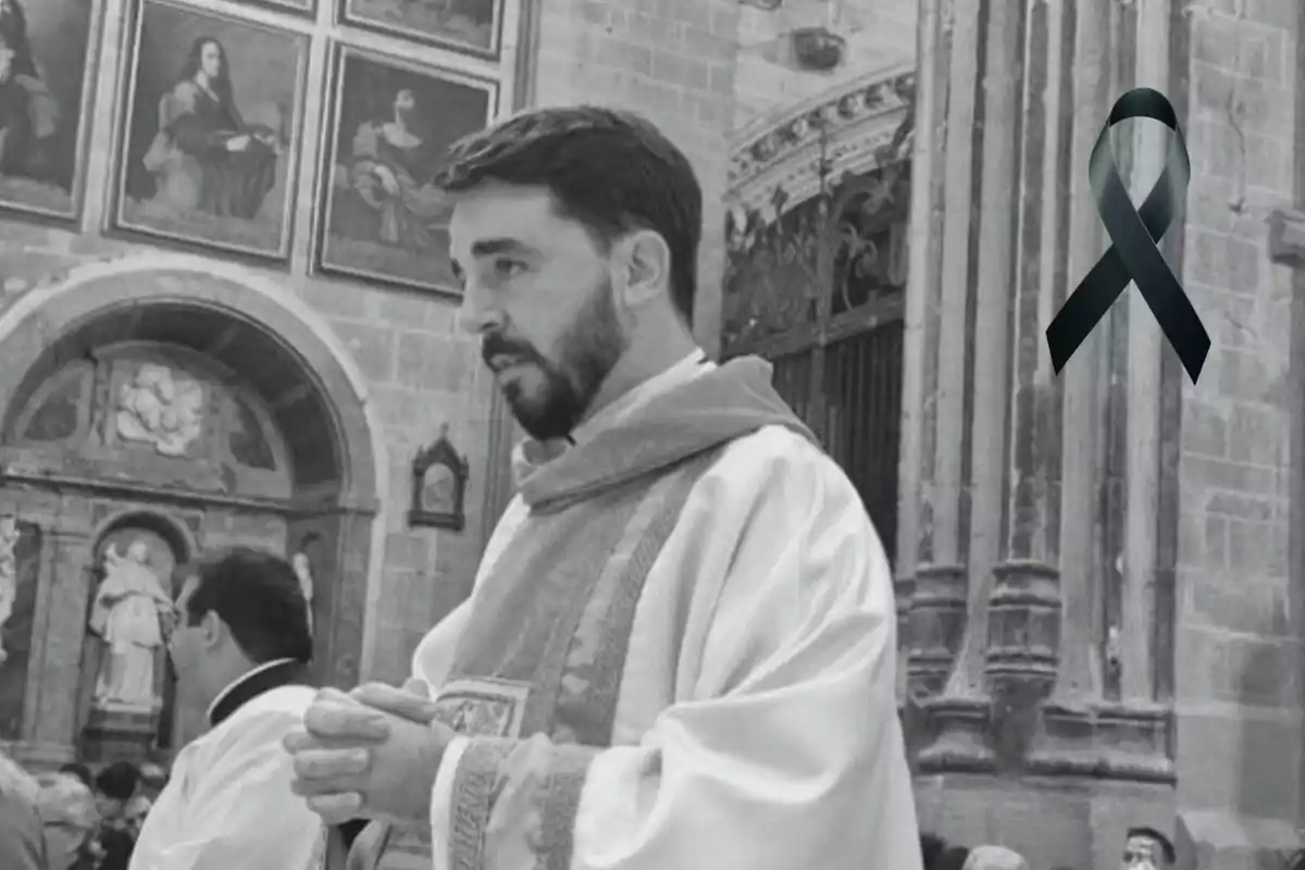 Un sacerdote en una iglesia con un lazo negro en señal de luto.