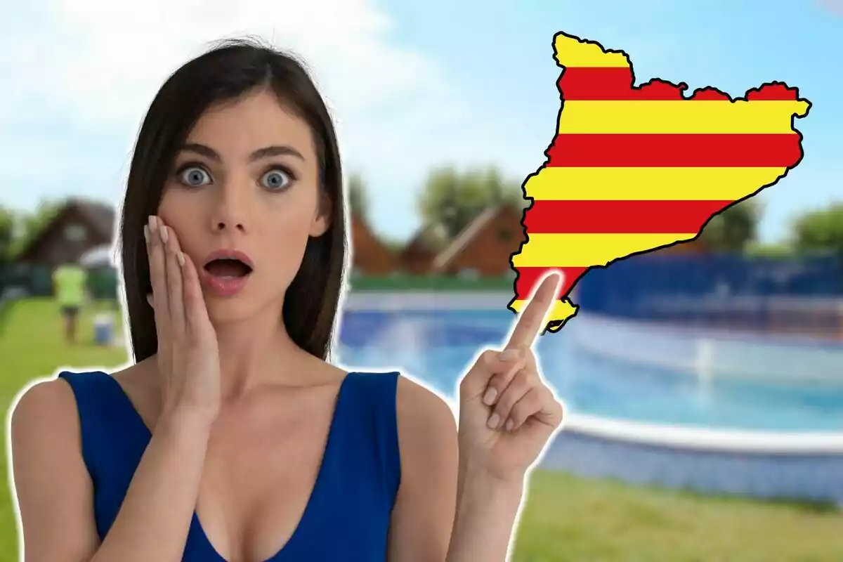 Mujer sorprendida con vestido azul señalando un mapa de Cataluña con fondo de piscina y casas.