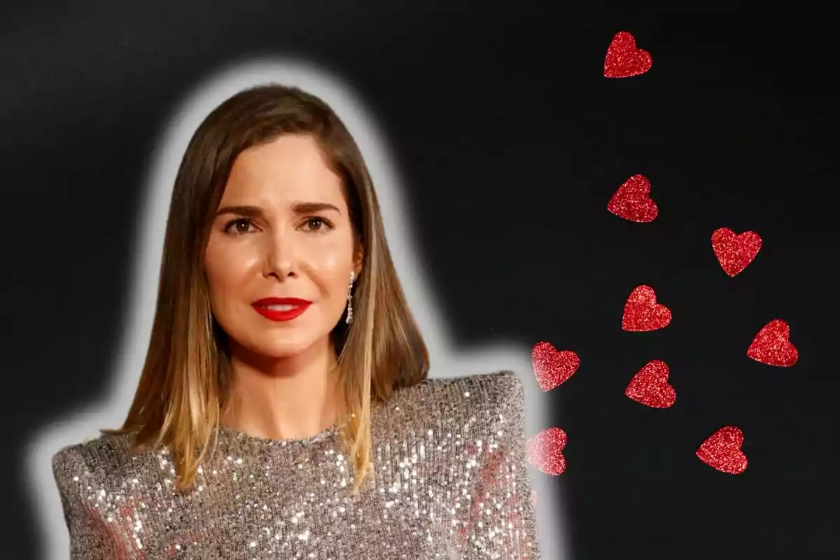 Natalia Sánchez con vestido brillante y labios rojos, con corazones rojos brillantes en el fondo.