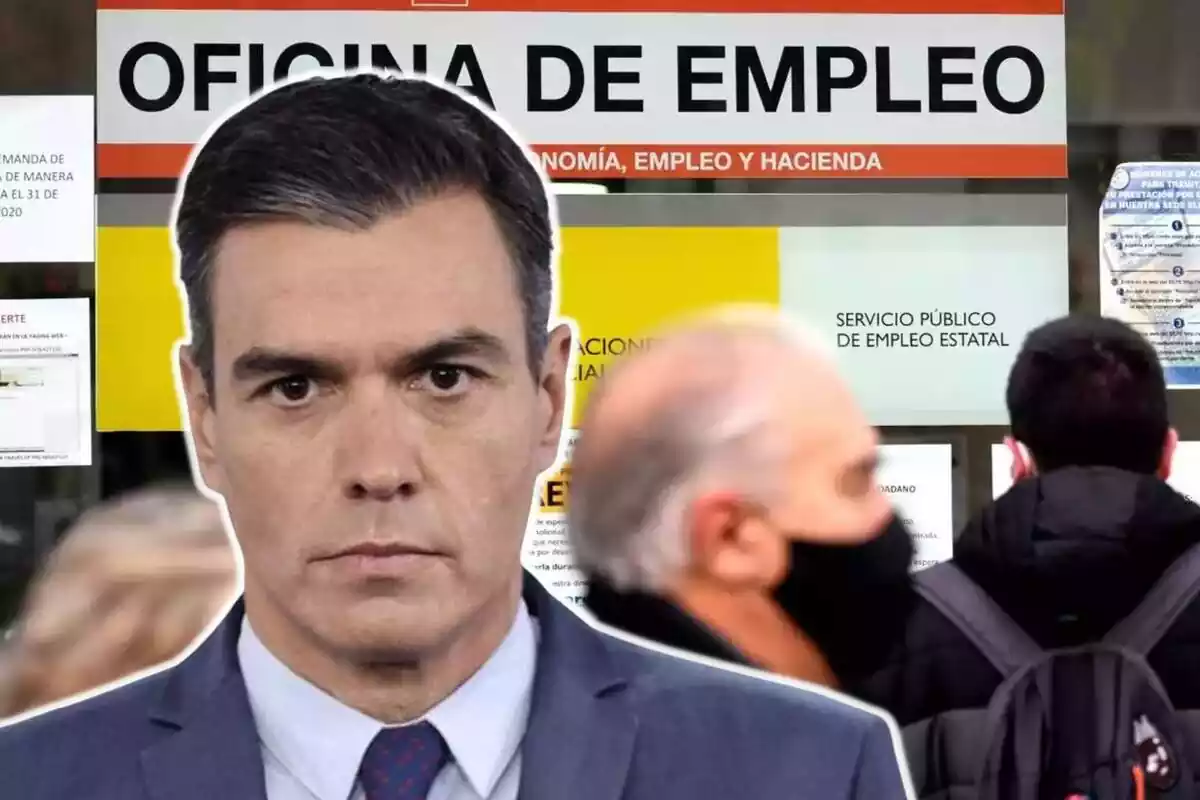 Montaje con una oficina de empleo de fondo con gente pasando por delante y el rostro serio del presidente Pedro Sánchez