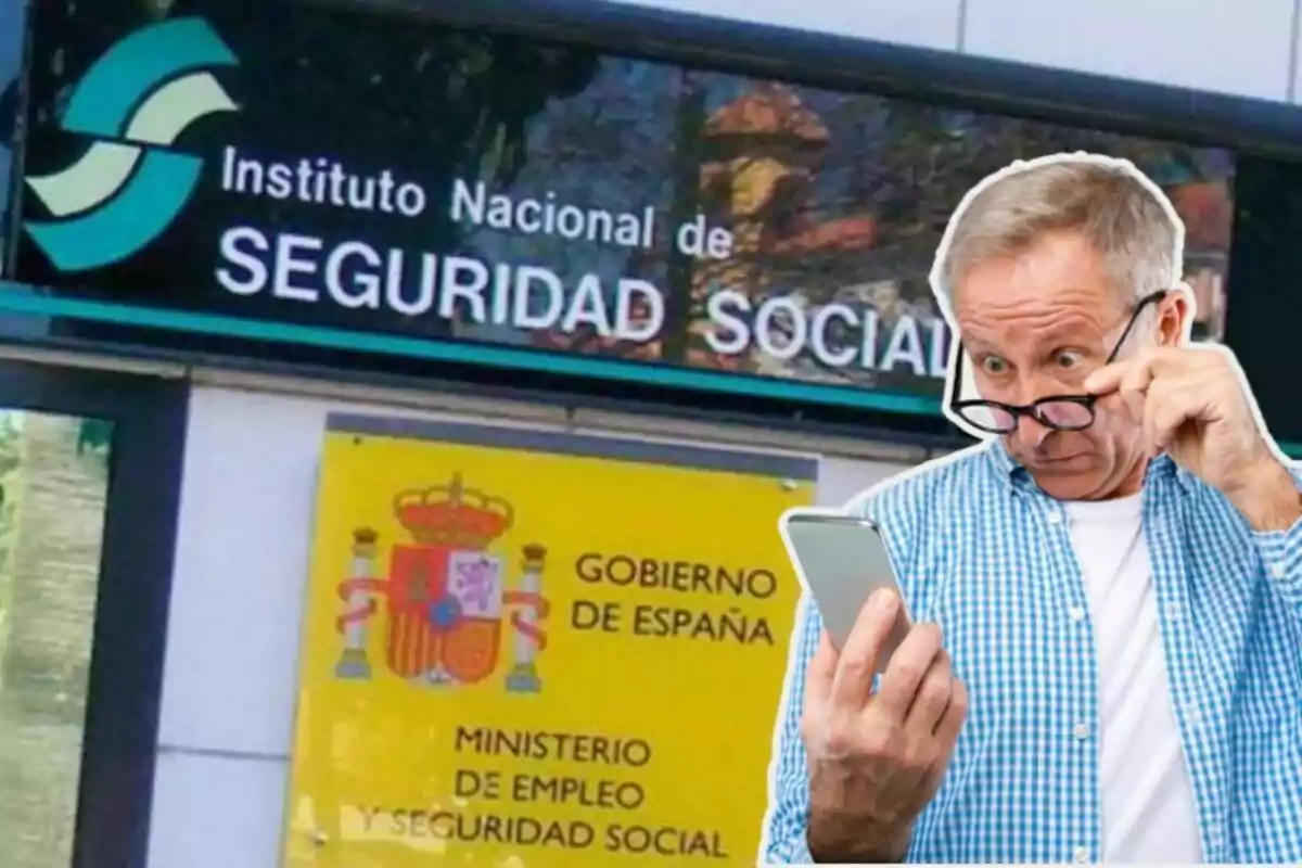 Un hombre mayor con gafas mira sorprendido su teléfono móvil frente a un edificio del Instituto Nacional de Seguridad Social en España.