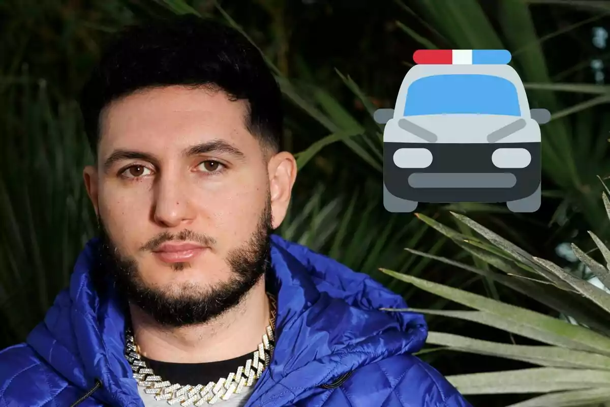 Montaje de Omar Montes serio con abrigo azul y un coche de policía