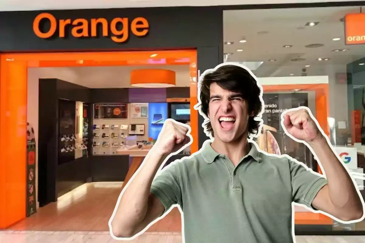 Un hombre emocionado frente a una tienda de Orange.